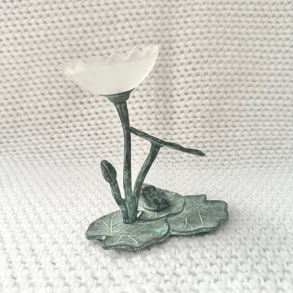 Vintage Solid Brass Frog Sitting On Lily Pad Frosted Flower Simple Table Elegant - Picture 1 of 7